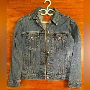 Levi’s denim jacket. Size Medium. Only worn twice.